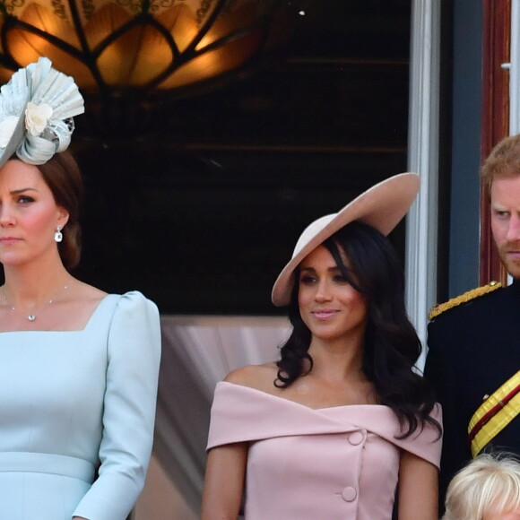 Meghan Markle, duchesse de Sussex, assistait pour la première fois le 9 juin 2018 à Londres à la parade Trooping the Colour en l'honneur de l'anniversaire de la reine Elizabeth II, vêtue d'une robe Carolina Herrera et coiffée d'un chapeau Philip Treacy.