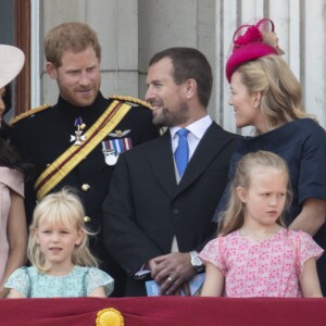 Meghan Markle, duchesse de Sussex, assistait pour la première fois le 9 juin 2018 à Londres à la parade Trooping the Colour en l'honneur de l'anniversaire de la reine Elizabeth II, vêtue d'une robe Carolina Herrera et coiffée d'un chapeau Philip Treacy.