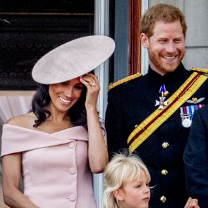 Meghan Markle, duchesse de Sussex, assistait pour la première fois le 9 juin 2018 à Londres à la parade Trooping the Colour en l'honneur de l'anniversaire de la reine Elizabeth II, vêtue d'une robe Carolina Herrera et coiffée d'un chapeau Philip Treacy.