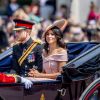 Meghan Markle, duchesse de Sussex, assistait pour la première fois le 9 juin 2018 à Londres à la parade Trooping the Colour en l'honneur de l'anniversaire de la reine Elizabeth II, vêtue d'une robe Carolina Herrera et coiffée d'un chapeau Philip Treacy.