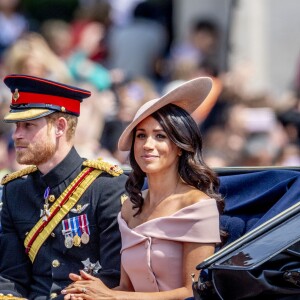 Meghan Markle, duchesse de Sussex, assistait pour la première fois le 9 juin 2018 à Londres à la parade Trooping the Colour en l'honneur de l'anniversaire de la reine Elizabeth II, vêtue d'une robe Carolina Herrera et coiffée d'un chapeau Philip Treacy.