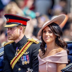 Meghan Markle, duchesse de Sussex, assistait pour la première fois le 9 juin 2018 à Londres à la parade Trooping the Colour en l'honneur de l'anniversaire de la reine Elizabeth II, vêtue d'une robe Carolina Herrera et coiffée d'un chapeau Philip Treacy.