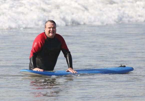 Exclusif - Eric Stonestreet fait du surf sur une plage à Los Angeles, le 9 décembre 2017
