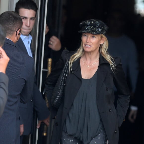 Exclusif - Estelle Lefébure quitte l'hôtel de Crillon après avoir passé l'après-midi avec son amie Jessica Lemarié-Pirès, épouse de Robert Pirè à Paris le 12 juin 2018.