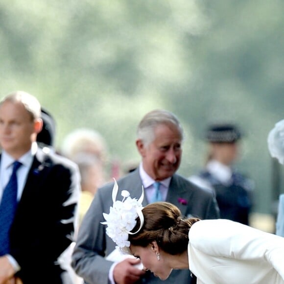 Le prince William et la duchesse Catherine de Cambridge avec leurs enfants le prince George et la princesse Charlotte lors du baptême de cette dernière à Sandringham dans le Norfolk le 5 juillet 2015.