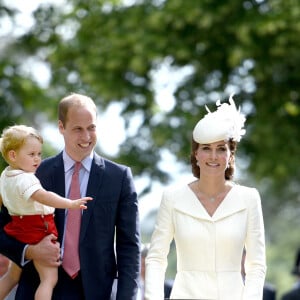 Le prince William et la duchesse Catherine de Cambridge avec leurs enfants le prince George et la princesse Charlotte lors du baptême de cette dernière à Sandringham dans le Norfolk le 5 juillet 2015.