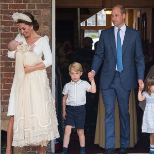 Le prince William, duc de Cambridge, Kate Middleton, duchesse de Cambridge, et leurs enfants, la princesse Charlotte, le prince George et le prince Louis lors du baptême du prince Louis en la chapelle St James à Londres le 9 juillet 2018