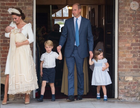 Le prince William, duc de Cambridge, Kate Middleton, duchesse de Cambridge, et leurs enfants, la princesse Charlotte, le prince George et le prince Louis lors du baptême du prince Louis en la chapelle St James à Londres le 9 juillet 2018