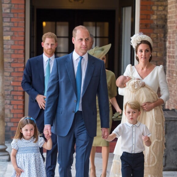 Le prince William, duc de Cambridge, Kate Middleton, duchesse de Cambridge, et leurs enfants, la princesse Charlotte, le prince George et le prince Louis lors du baptême du prince Louis en la chapelle St James à Londres le 9 juillet 2018