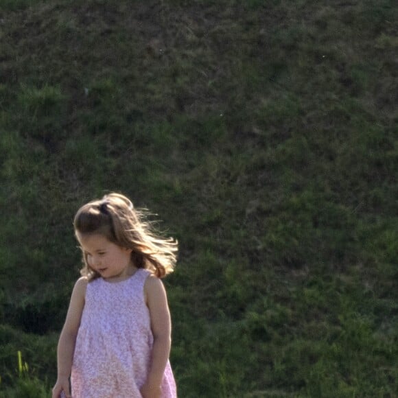 La duchesse Catherine de Cambridge et ses enfants le prince George et la princesse Charlotte de Cambridge au Beaufort Polo Club à Tetbury le 10 juin 2018.