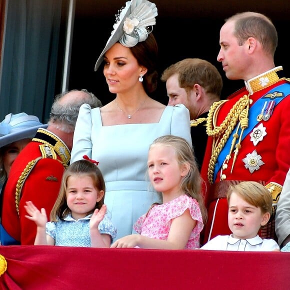 Le prince George et la princesse Charlotte de Cambridge (entre eux, leur cousine Savannah Phillips) au balcon du palais de Buckingham le 9 juin 2018 lors de la parade Trooping the Colour.