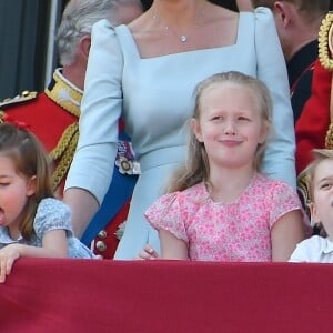 Le prince George et la princesse Charlotte de Cambridge (entre eux, leur cousine Savannah Phillips) au balcon du palais de Buckingham le 9 juin 2018 lors de la parade Trooping the Colour.