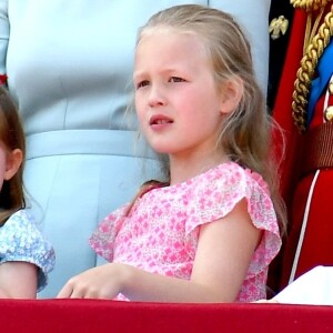 Le prince George et la princesse Charlotte de Cambridge (entre eux, leur cousine Savannah Phillips) au balcon du palais de Buckingham le 9 juin 2018 lors de la parade Trooping the Colour.