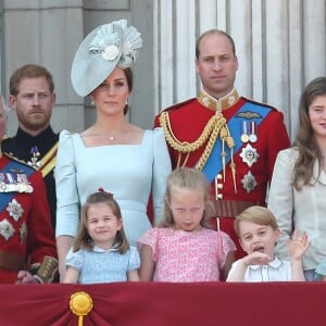 Le prince George et la princesse Charlotte de Cambridge (entre eux, leur cousine Savannah Phillips) au balcon du palais de Buckingham le 9 juin 2018 lors de la parade Trooping the Colour.