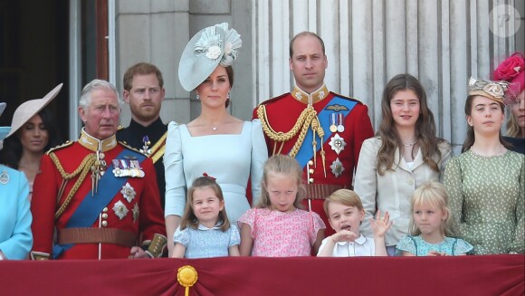 Le prince George et la princesse Charlotte de Cambridge (entre eux, leur cousine Savannah Phillips) au balcon du palais de Buckingham le 9 juin 2018 lors de la parade Trooping the Colour.
