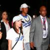 Tiger Woods quitte le stade des Dodgers avec Erica Herman après le match de baseball des Dodgers contre les Astros à Los Angeles. Le 25 octobre 2017.