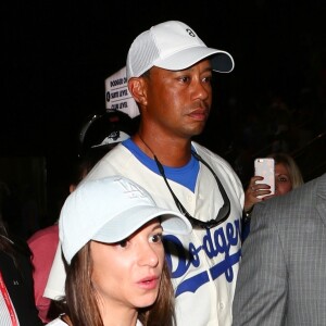 Tiger Woods quitte le stade des Dodgers avec Erica Herman après le match de baseball des Dodgers contre les Astros à Los Angeles. Le 25 octobre 2017. s