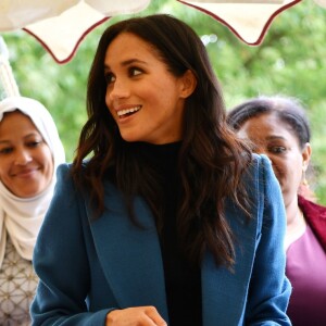 Meghan Markle, duchesse de Cambridge, reçoit les femmes qui apparaissent dans le livre de recettes ""Together, our community cookbook"" au palais Kensington à Londres le 20 septembre 2018.