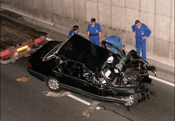 Image d'archives de la Mercedes accidentée qui transportait Lady Diana et Dodi Al-Fayed après l'accident survenu le 31 août 1997 dans le tunnel sous le pont de l'Alma à Paris.