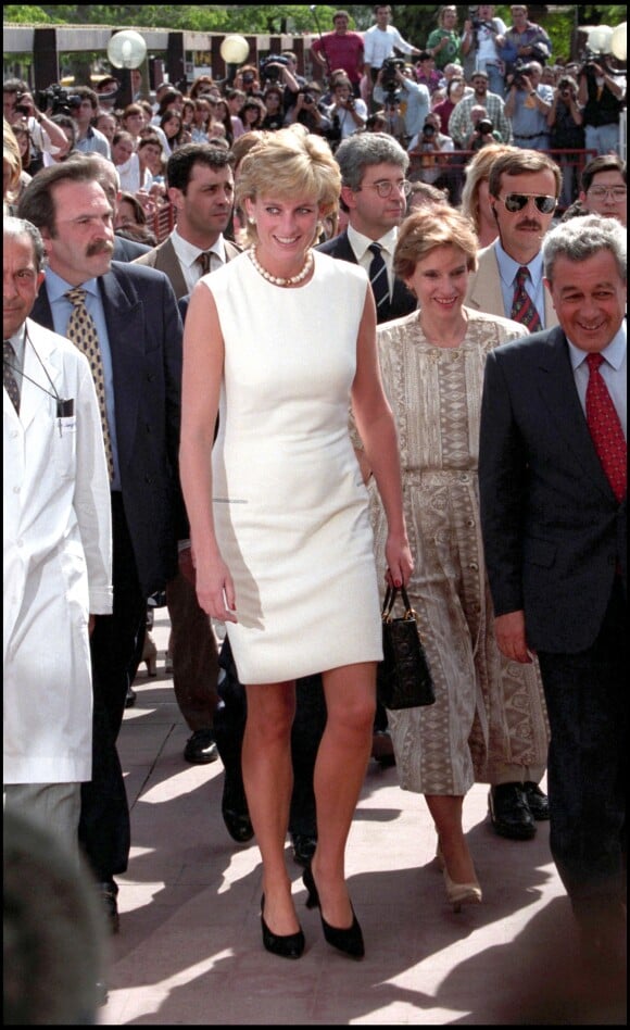 Lady Diana le 12 juin 1997 lors d'une conférence de la Royal Geographical Society contre les mines anti-personnel.