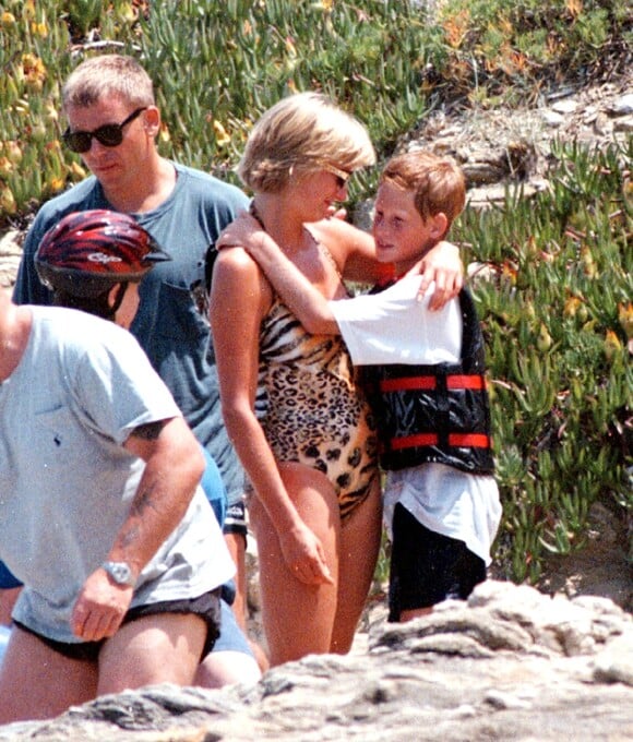 Lady Diana avec son fils le prince Harry en vacances à Saint-Tropez en juillet 1997.