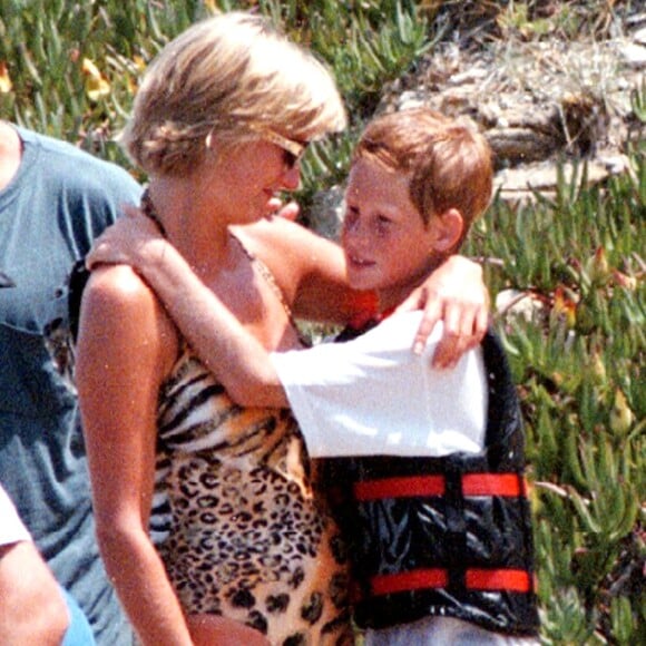 Lady Diana avec son fils le prince Harry en vacances à Saint-Tropez en juillet 1997.