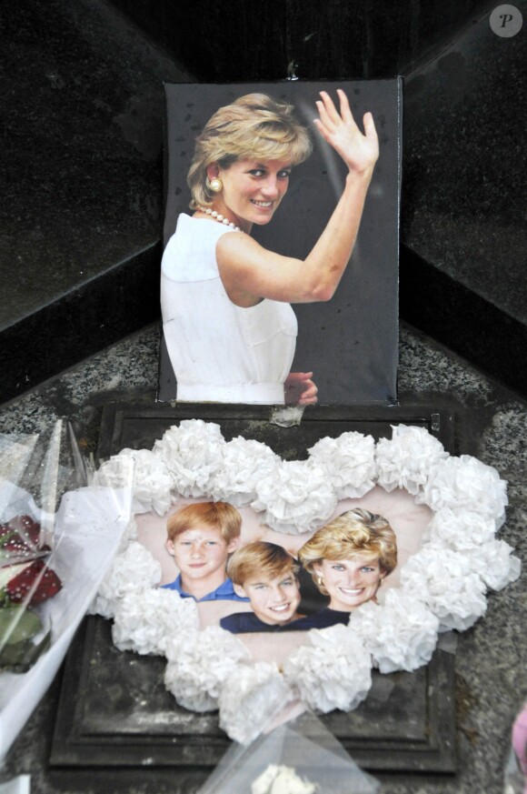 Hommage à la princesse Diana le 31 août 2017 au pied de la Flamme de la liberté au pont de l'Alma, à Paris, au 20e anniversaire de sa mort tragique.