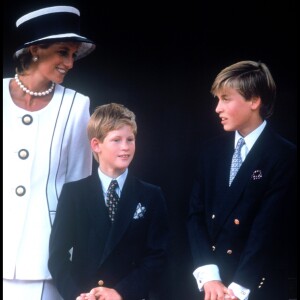 Lady Diana, le prince William et le prince Harry à Londres en août 1995 lors de la commémoration du 50e anniversaire de la victoire des Alliés.