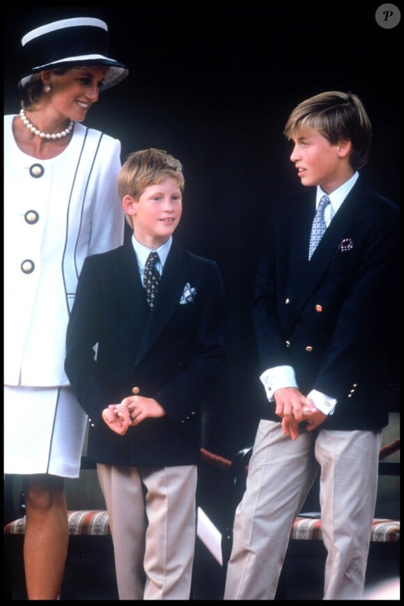 Lady Diana, le prince William et le prince Harry à Londres en août 1995 lors de la commémoration du 50e anniversaire de la victoire des Alliés.