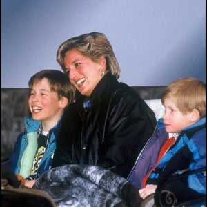 Lady Diana, le prince William et le prince Harry aux sports d'hiver à Lech en Autriche en mars 1993.