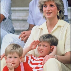 Lady Diana, le prince William et le prince Harry en vacances à Majorque en 1987.