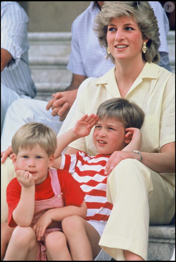 Lady Diana, le prince William et le prince Harry en vacances à Majorque en 1987.