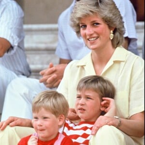 Lady Diana, le prince William et le prince Harry en vacances à Majorque en 1987.