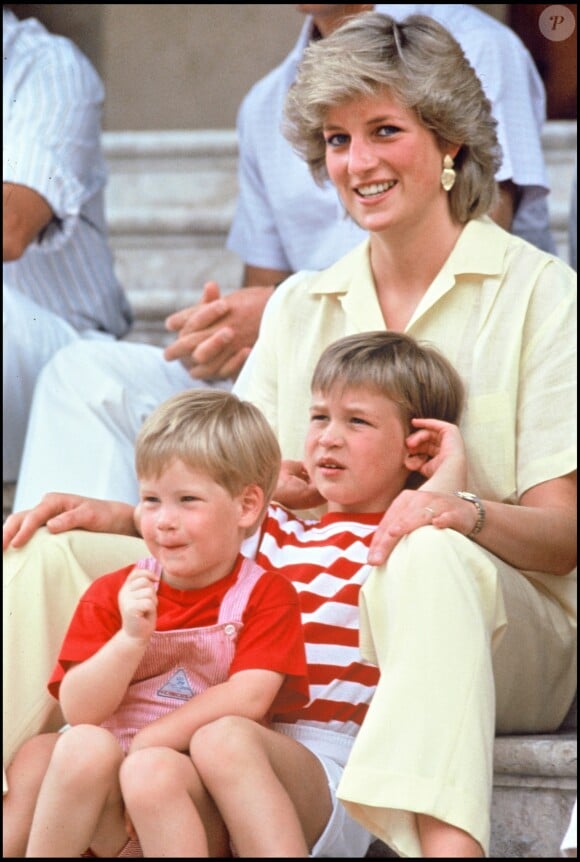 Lady Diana, le prince William et le prince Harry en vacances à Majorque en 1987.