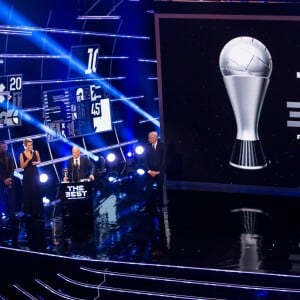 Idris Elba, Didier Deschamps (meilleur entraîneur) et Arsène Wenger lors de la cérémonie des Trophées Fifa 2018 au Royal Festival Hall à Londres, Royaume Uni, le 25 septembre 2018.