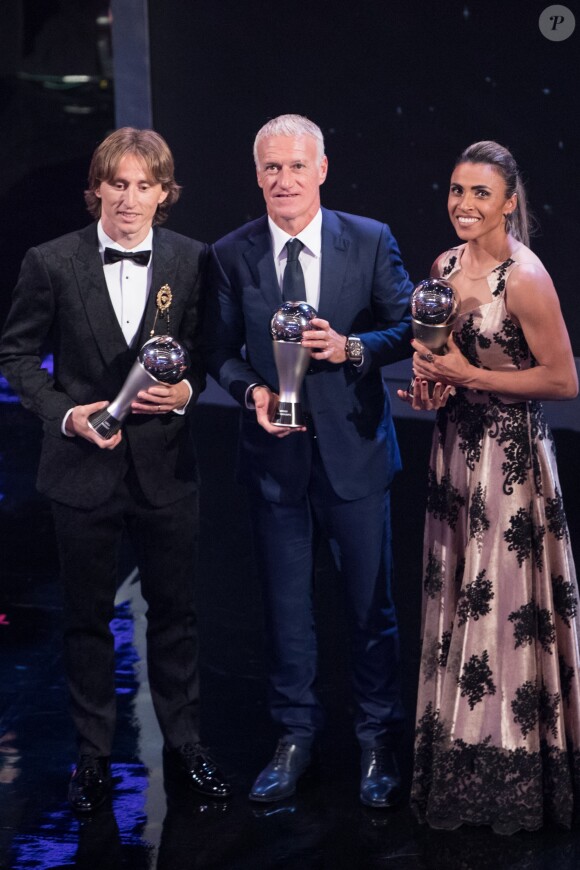 Luka Modric (meilleur joueur), Didier Deschamps (meilleur entraîneur) et Marta Vieira da Silva (meilleure joueuse) lors de la cérémonie des Trophées Fifa 2018 au Royal Festival Hall à Londres, Royaume Uni, le 25 septembre 2018.