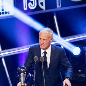 Didier Deschamps (sélectionneur de l'équipe de France) - sacré meilleur entraîneur de l'année 2018 et Idris Elba lors de la cérémonie des Trophées Fifa 2018 au Royal Festival Hall à Londres, Royaume Uni, le 25 septembre 2018. © Cyril Moreau/Bestimage