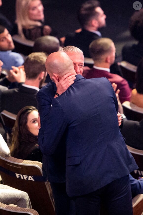 Zinedine Zidane et Didier Deschamps (sélectionneur de l'équipe de France) - sacré meilleur entraîneur de l'année 2018 lors de la cérémonie des Trophées Fifa 2018 au Royal Festival Hall à Londres, Royaume Uni, le 25 septembre 2018. © Cyril Moreau/Bestimage