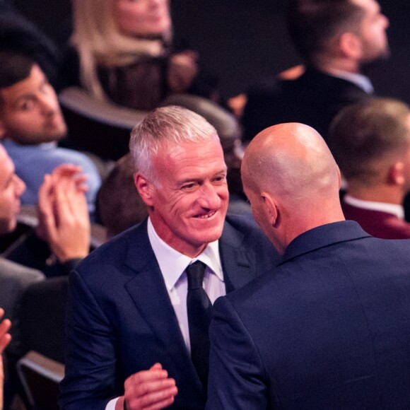 Zinedine Zidane et Didier Deschamps (sélectionneur de l'équipe de France) - sacré meilleur entraîneur de l'année 2018 lors de la cérémonie des Trophées Fifa 2018 au Royal Festival Hall à Londres, Royaume Uni, le 25 septembre 2018. © Cyril Moreau/Bestimage