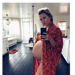 Kate Hudson, enceinte de son troisième enfant, affiche son ventre rond à la fin de la grossesse. Le 6 septembre 2018.