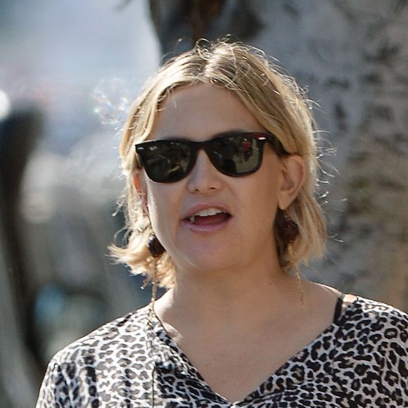 Exclusif - Kate Hudson, enceinte, et son compagnon Danny Fujikawa quittent le domicile de Brad Pitt pour se rendre au theâtre à Los Angeles le 23 Septembre 2018.