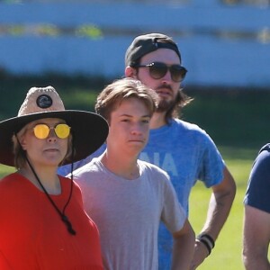 Exclusif - Kate Hudson, enceinte, est allée soutenir son fils Bingham à son match de football en compagnie de son autre fils Ryder et de son compagnon Danny Fujikawa à Malibu, le 16 septembre 2018.
