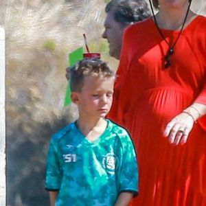 Exclusif - Kate Hudson, enceinte, est allée soutenir son fils Bingham à son match de football en compagnie de son autre fils Ryder et de son compagnon Danny Fujikawa à Malibu, le 16 septembre 2018.