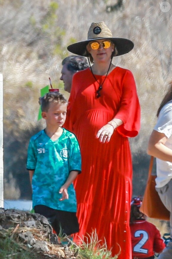 Exclusif - Kate Hudson, enceinte, est allée soutenir son fils Bingham à son match de football en compagnie de son autre fils Ryder et de son compagnon Danny Fujikawa à Malibu, le 16 septembre 2018.