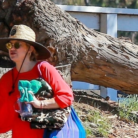 Exclusif - Kate Hudson, enceinte, est allée soutenir son fils Bingham à son match de football en compagnie de son autre fils Ryder et de son compagnon Danny Fujikawa à Malibu, le 16 septembre 2018.