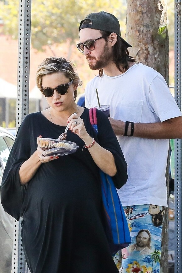 Exclusif - Kate Hudson, enceinte, et son compagnon Danny Fujikawa se baladent en mangeant des fruits dans les rues de Brentwood, le 14 septembre 2018.