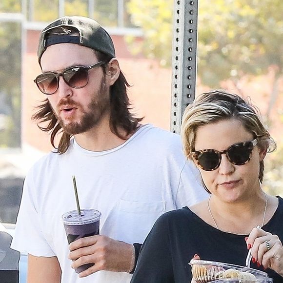 Exclusif - Kate Hudson, enceinte, et son compagnon Danny Fujikawa se baladent en mangeant des fruits dans les rues de Brentwood, le 14 septembre 2018.