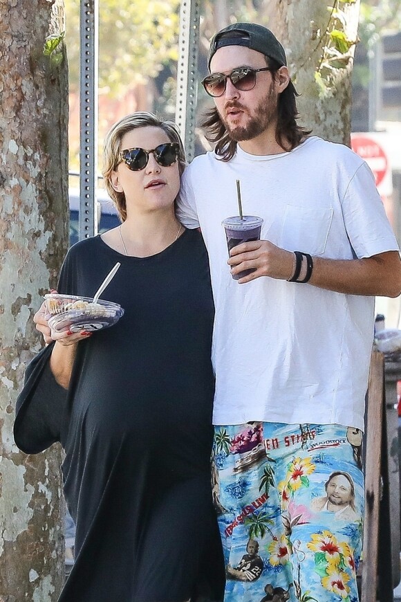 Exclusif - Kate Hudson, enceinte, et son compagnon Danny Fujikawa se baladent en mangeant des fruits dans les rues de Brentwood, le 14 septembre 2018.