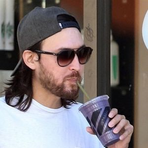 Exclusif - Kate Hudson, enceinte, et son compagnon Danny Fujikawa se baladent en mangeant des fruits dans les rues de Brentwood, le 14 septembre 2018.