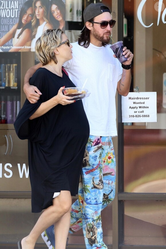 Exclusif - Kate Hudson, enceinte, et son compagnon Danny Fujikawa se baladent en mangeant des fruits dans les rues de Brentwood, le 14 septembre 2018.